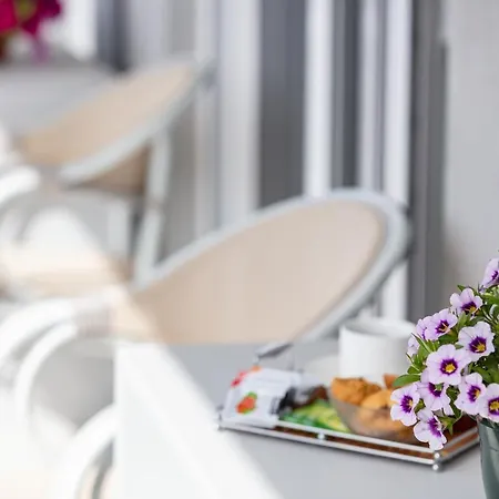 Lena's העיירה רתימנו